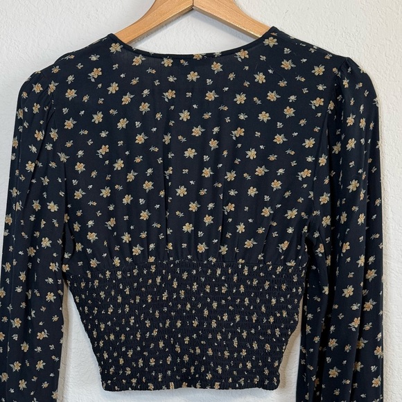 American Eagle Black Ditsy Floral Long Sleeve V Neck Smockec Crop Top Blouse MED - Picture 7 of 11